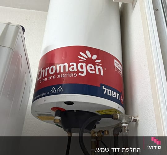 דוד שמש מותקן על קיר עם חיבורים וצינורות